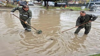 Menteşe Belediye ekipleri su baskınlarına müdahale ediyor