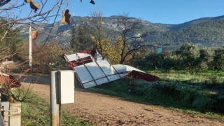 Menteşede fırtına yapılara zarar verdi