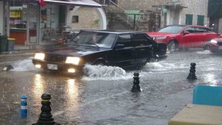 Menteşede şiddetli yağmur ve dolu etkili oluyor