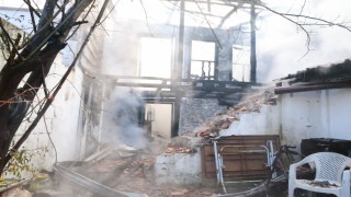 Menteşedeki yangında 2 ev kullanılmaz hale geldi