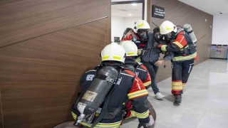 Mersin Büyükşehir Belediyesi binasında yangın tatbikatı gerçekleştirildi