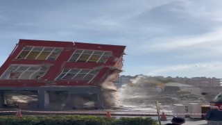 Mersinde 2 katlı bina titreşimle yıkıldı