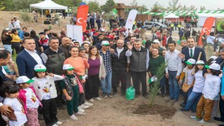 Mersinde binlerce fidan toprakla buluştu