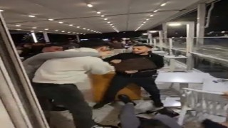 Mersinde kafedeki kavgada yumruklar havada uçuştu