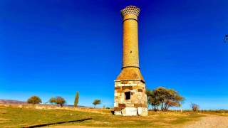 Mescidi yanan caminin minaresi 200 yılı aşkın süredir zamana meydan okuyor
