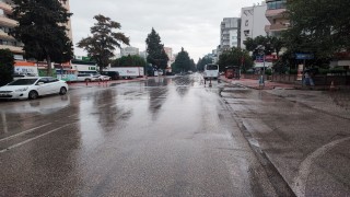 Meteorolojinin kuvvetli yağış uyarısı yaptığı Adanada yağmur başladı