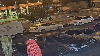 Metrelerce sürüklendi, kazayı yara almadan atlattı: O anlar kamerada