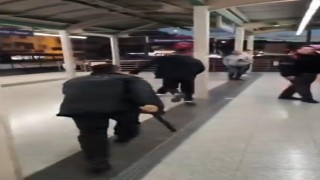 Metroda çıkan kavgada yumruklar havada uçuştu, kavgayı izleyen vatandaşlardan bazıları maç seyreder gibi o anları kayda aldı