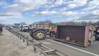 Midibüs traktör römorkuna çarptı: 1 yaralı