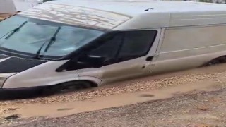 Minibüs çöken yolda mahsur kaldı