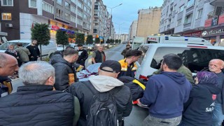 Minibüsün açılan kapısına çarpan motosikletli savruldu: 1 yaralı