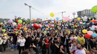 Minik Efenin lösemi zaferini gökyüzüne binlerce balon bırakarak kutladılar