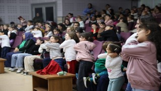 Minik izleyicilerden tiyatro oyununa tam not