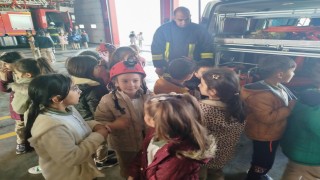 Minik öğrenciler itfaiyecilik mesleğini yerinde öğrendi