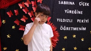 Minik öğrencilerden, öğretmenlerin kalıplaşmış terimleriyle 24 Kasım kutlaması