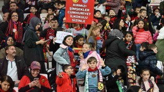 Minik taraftarlar Kucak Dolusu Hayaller ile tribünle buluştu
