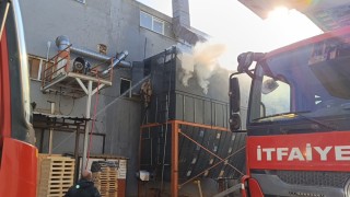 Mobilya fabrikasında yangın: 1 işçi yaralandı
