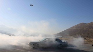 Model uçaklarla klasik otomobiller aynı pistte buluştu