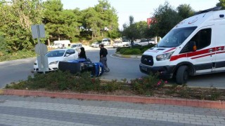 Motorlu bisiklet ile otomobil çarpıştı: 1 yaralı