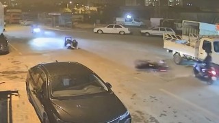 Motosiklet ile akrobatik hareketler yapıp kaza yapınca motosikleti bırakıp kaçtılar