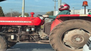 Motosiklet kaskıyla traktör kullanan kadın, sosyal medyada büyük beğeni topladı