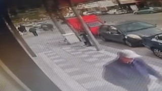 Motosiklet sürücüsünün ağır yaralandığı kaza güvenlik kamerasında