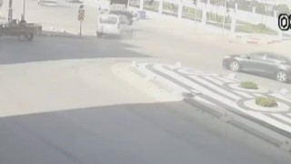 Motosiklet sürücüsünün saniyelerle ölümden döndüğü kaza kamerada