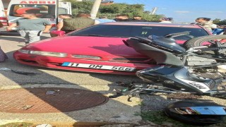 Motosiklet, U dönüşü yapan otomobile çarptı: 2 yaralı