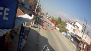 Motosikletin, dönüş yapmak isteyen otomobile ok gibi sağlandığı kaza kamerada