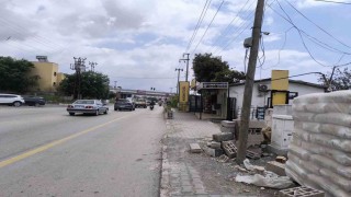 Motosikletin, dönüş yapmak isteyen otomobile ok gibi saplandığı anlar kameraya yansıdı