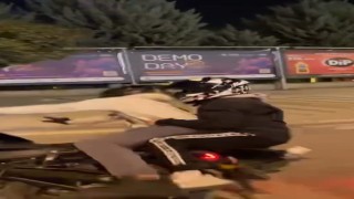 Motosikletiyle ön kaldırdı, kayarak böyle düştü