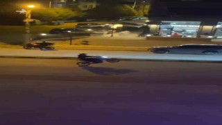 Motosikletlilerin tek tekerle tehlikeli yolculukları kamerada