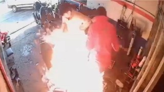 Motosikletteki yangına yanıcı maddeyle müdahale edince alevlerin arasında kaldılar: O anlar kamerada