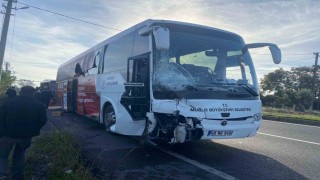 Muğlada otobüs ile minibüs çarpıştı: 2 yaralı