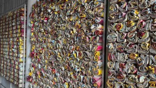 Müşteri ne içtiğini bilsin diye 18 yıldır demleyip sattığı çayların boş paketlerini sergiliyor