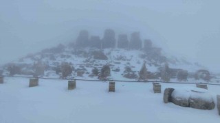 Nemrut Dağına mevsimin ilk karı yağdı