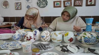 Niğdede renklerin ve motiflerin buluştuğu çini atölyesine büyük ilgi