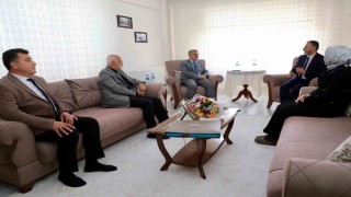 Niğdede Vali Çelikten emekli öğretmene anlamlı ziyaret
