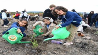 Öğrenciler fidanları toprakla buluşturdu