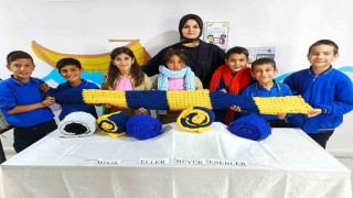 Öğrenciler kendi atkılarını örerek kışa hazırlanıyor