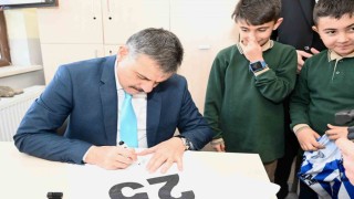 Öğrencilerden Vali Çiftçiye forma imzalatma sürprizi