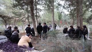 Öğrencileri, öğretmenler gününde vefat eden öğretmenlerini unutmadı