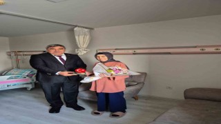 Öğretmenler Gününü hastanede geçiren öğretmen unutulmadı