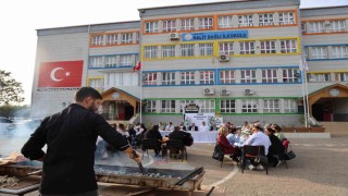 Okul bahçesinde Adana usulü öğretmenler günü kutlaması