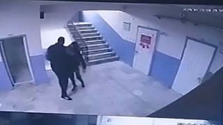 Okul müdürü otizmli öğrenciyi merdivenlerden itti