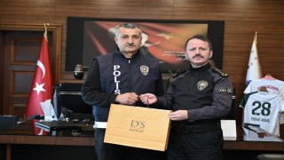 Okul polisi örnek davranışlarıyla ödüllendirildi