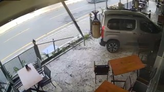 Önündeki araca çarpıp iş yerine daldı, kaçmaya çalıştı yakalandı
