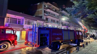 Orduda çatı katı yangını: 5 kişi asansörlü araçla tahliye edildi