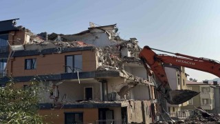 Orduda zemini kayan ve çatlaklar oluşan bina yıkılıyor