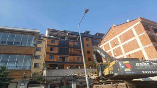 Orduda zemini kayan ve çatlaklar oluşan binada yıkım başladı